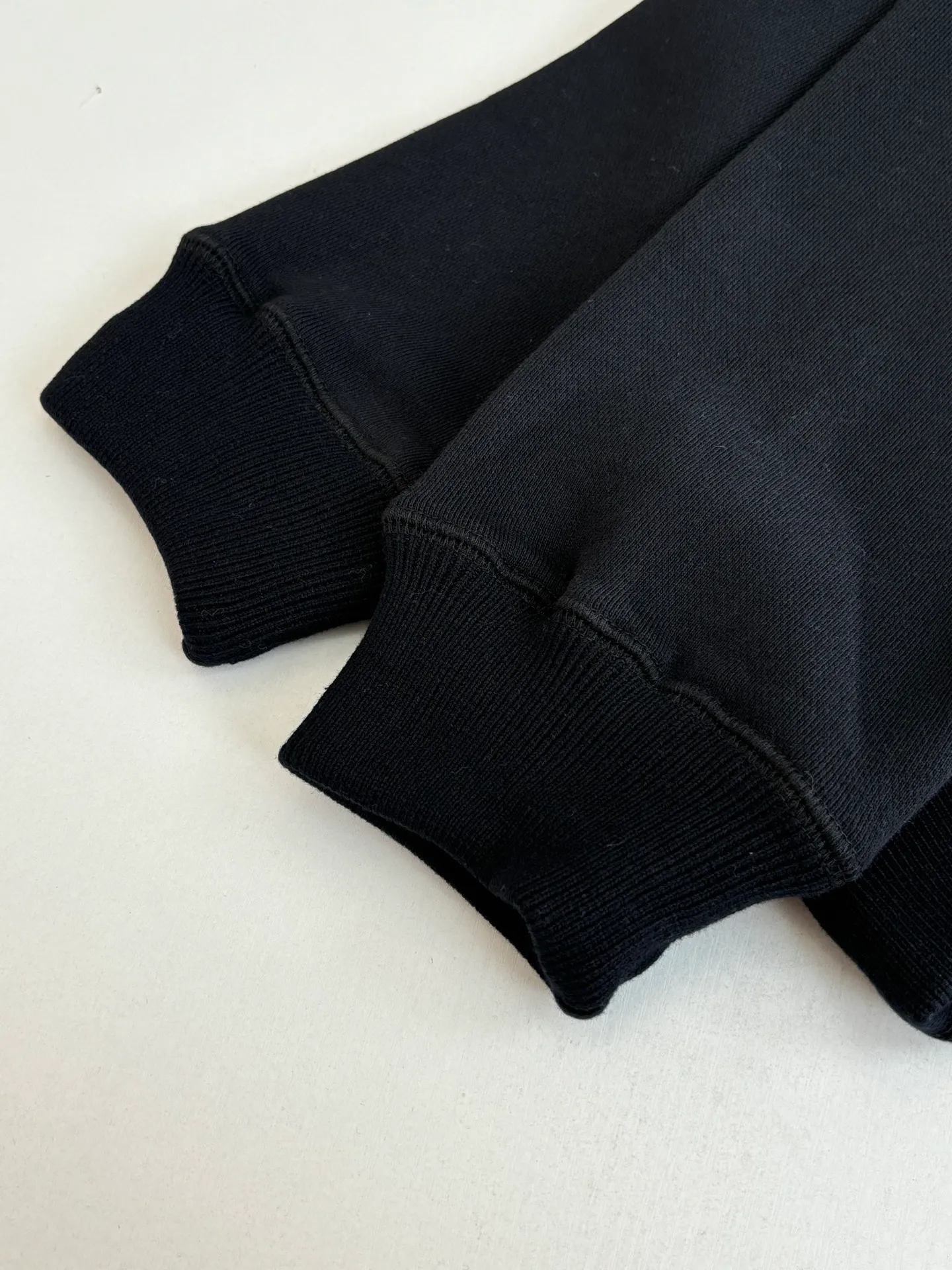P500 Chrome Heart*/Chrome Heart CH patch embroidered logo hooded sweatshirt. Customized heavy fortress interwoven air cotton. Adopt imported machine patch embroidery process. The fabrics have been washed and have a better hand feel. Not easy to deform, not easy to shrink, not easy to fade. Size: S/M/L/XL